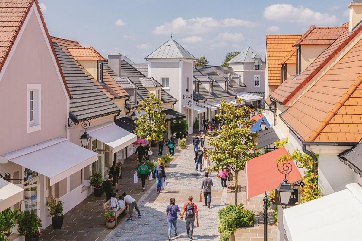 Magic - Disneyland Paris Shopping Village 9 Minutes *
